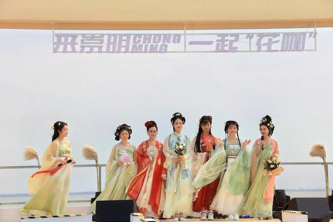 约：白天看花神出画夜晚见铁花星雨AG真人游戏平台崇明堡镇江堤有