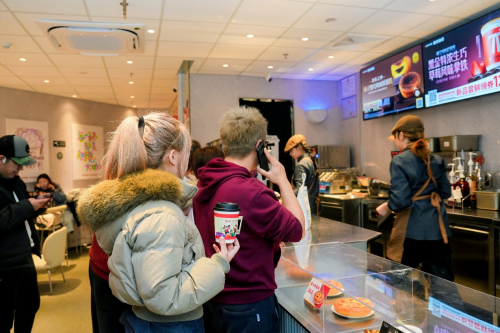 名店启幕 “咖啡+文化”解锁品牌本土新体验ag真人平台第一游戏肯悦咖啡×成都礼物联(图5)